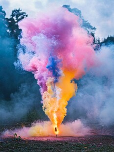 彩色烟雾绽放自然美景