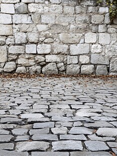 古老石墙与石板路景观