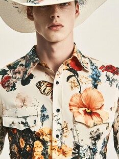 男士花卉印花衬衫与牛仔帽