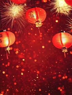 红灯笼下的绚烂烟火
