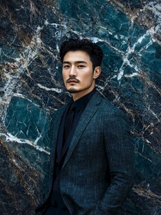 西装型男倚于大理石背景