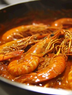 香辣大虾锅中煮