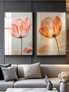 两幅花卉挂画装饰客厅空间