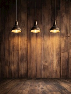 木质墙面下的三盏吊灯