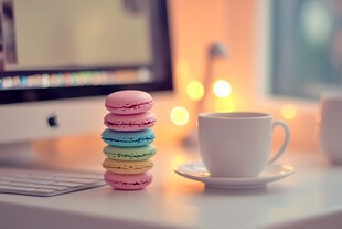桌上的马卡龙与咖啡