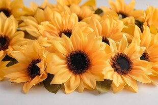 黄色仿真向日葵花朵特写