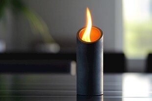 黑色圆柱蜡烛火焰摇曳