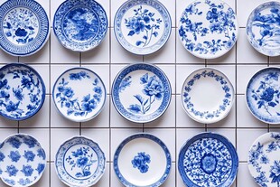 蓝白青花瓷盘的艺术陈列