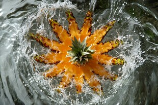 菠萝入水瞬间的绚丽水花