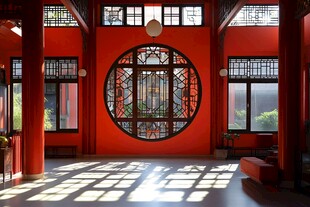 中式红墙圆窗室内空间