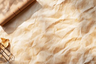 复古皱纸与文具的温馨场景