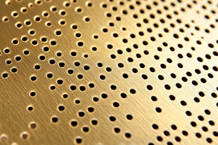 金色穿孔金属纹理特写