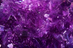 紫水晶矿石的绚丽晶体