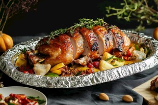 香烤整鸡配多彩蔬菜拼盘