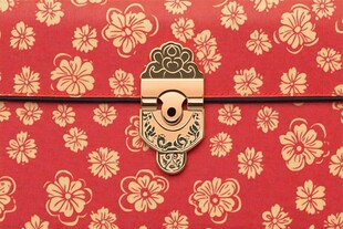 中式红底花纹信封铜锁扣