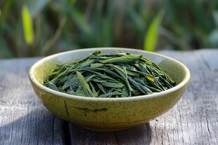 碗中嫩绿茶叶散发自然韵