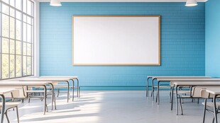 蓝色教室中的空白白板与桌椅