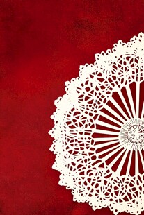 红色背景上的白色蕾丝花饰