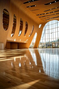 木质大厅内的光影艺术空间