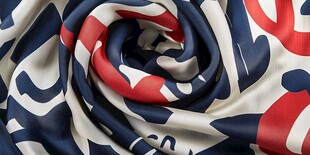 几何图案丝绸围巾特写