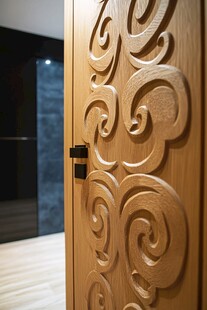 雕花木门展现精致工艺