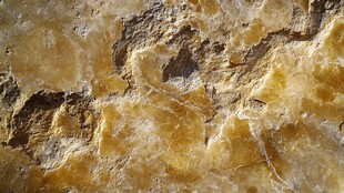 金黄斑驳岩石纹理特写