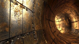 锈迹斑斑的金属隧道内部