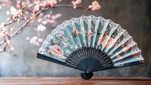 古典折扇与烂漫花枝之美