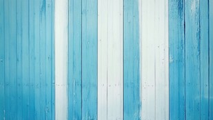 蓝白相间的竖条纹木板墙