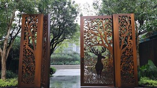 中式雕花门后的静谧景致