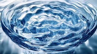 晶莹玻璃碗中的水波纹理