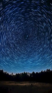 星轨环绕下的静谧原野