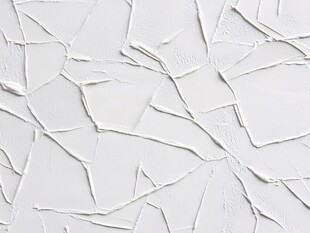 白色裂纹墙面纹理特写