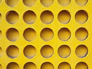 黄色圆孔金属板纹理特写