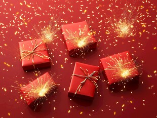 红色礼盒与闪烁火花场景
