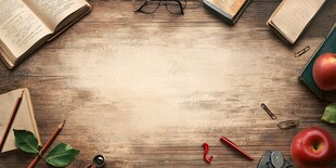 木质桌面的学习用品陈列