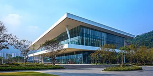 现代风格的宏伟建筑外观