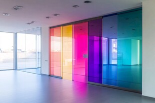 多彩玻璃打造的现代空旷空间