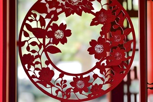圆形红色花卉剪纸装饰
