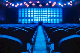 剧院舞台与观众席的场景