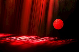 红色舞台光束与圆球场景
