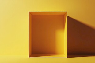 黄色空盒的光影魅力