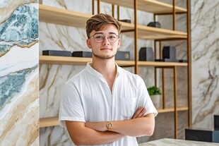 自信男士于室内优雅而立