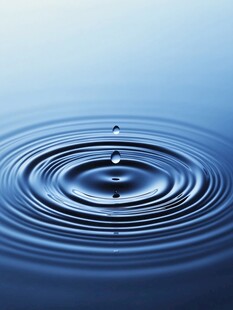水滴入水泛起层层涟漪