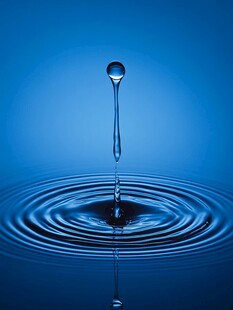 水滴入水形成美丽涟漪