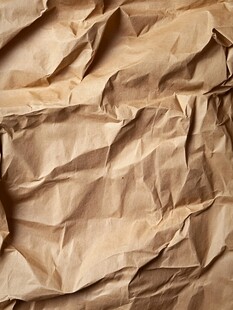 皱巴巴的牛皮纸纹理特写