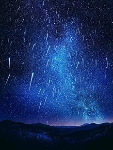 夜空中的绚烂流星与星河
