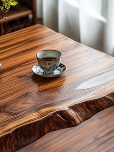 中式木桌配精致青花茶杯