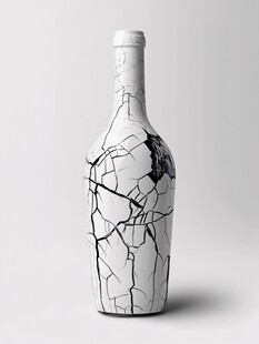 裂纹装饰的独特酒瓶