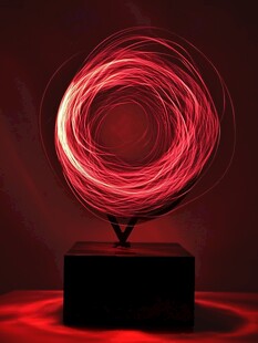 红色光绘旋转艺术装置